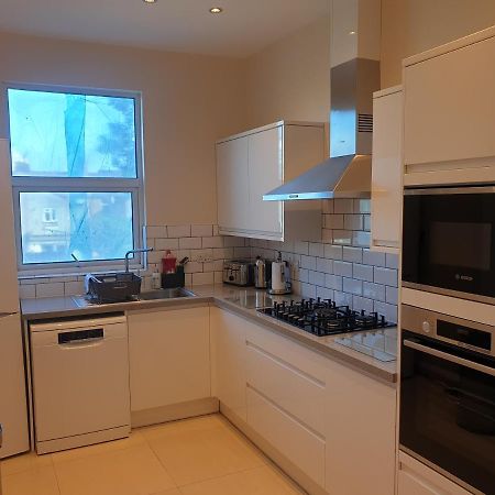 London Luxury Spacious 2 Bedroom Apartment 4 Mins From Ilford Stn. Free Parking Екстер'єр фото