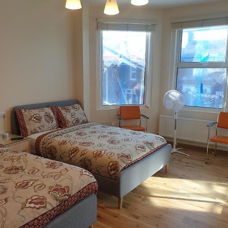 London Luxury Spacious 2 Bedroom Apartment 4 Mins From Ilford Stn. Free Parking Екстер'єр фото