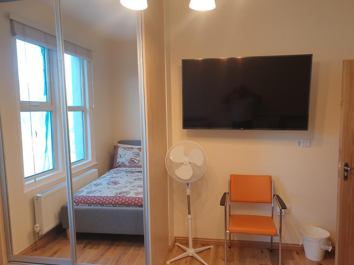London Luxury Spacious 2 Bedroom Apartment 4 Mins From Ilford Stn. Free Parking Екстер'єр фото