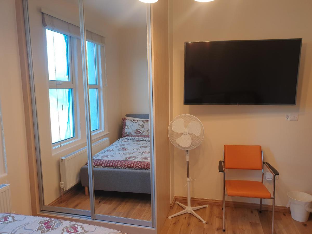 London Luxury Spacious 2 Bedroom Apartment 4 Mins From Ilford Stn. Free Parking Екстер'єр фото