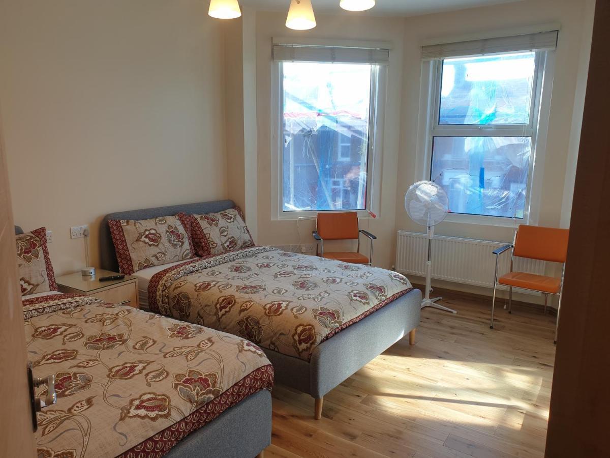 London Luxury Spacious 2 Bedroom Apartment 4 Mins From Ilford Stn. Free Parking Екстер'єр фото