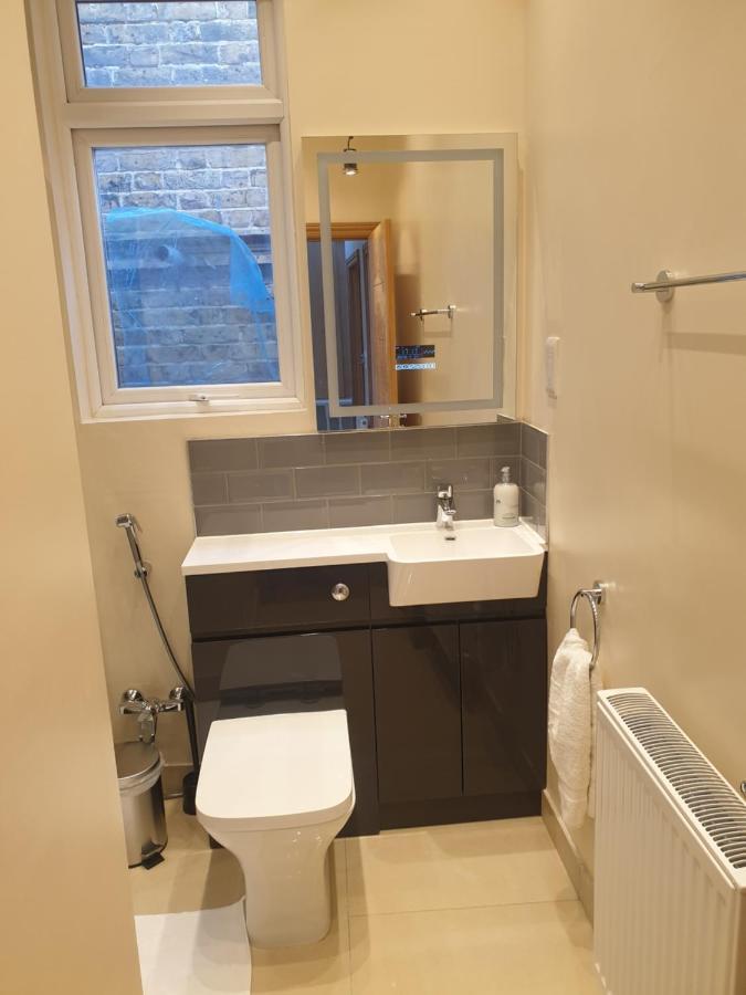 London Luxury Spacious 2 Bedroom Apartment 4 Mins From Ilford Stn. Free Parking Екстер'єр фото